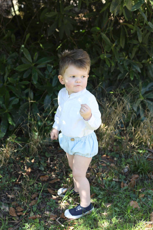 Look matchy-matchy enfant avec le bloomer et la jupe en lin bleu – tenues élégantes et intemporelles pour les cérémonies et les moments précieux en famille.