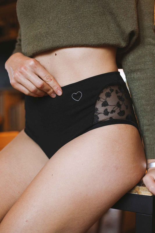 Lingerie menstruelle broderie coeur