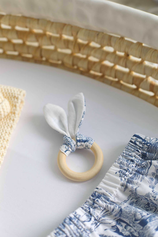 Hochet en bois et toile de jouy bleu