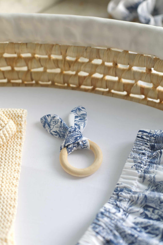 Hochet en bois et lin