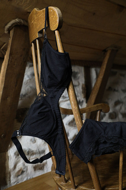 9 MOIS, UNE CHANSON DOUCE- Trois lingeries